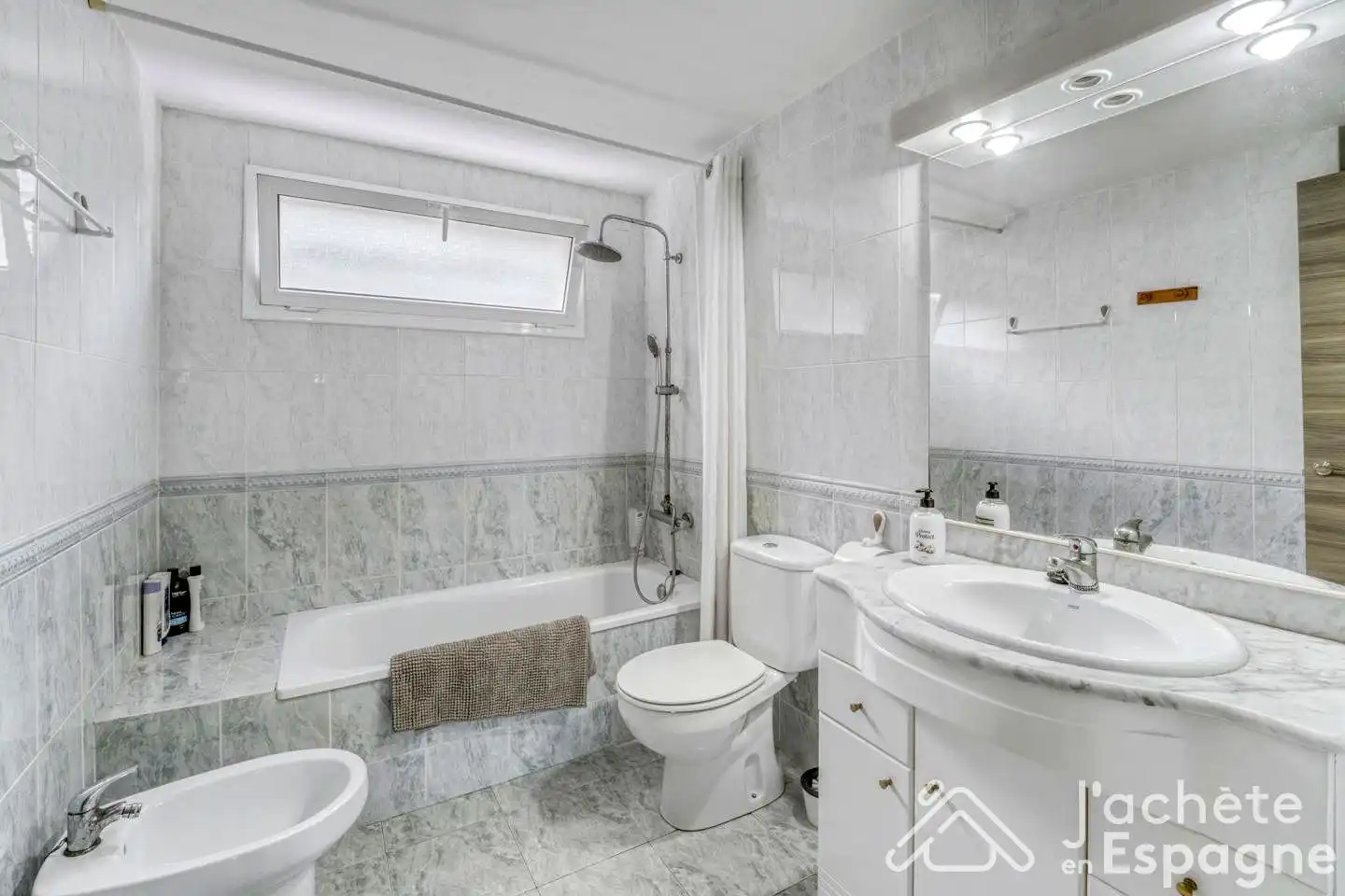 Baño de Ático en venta en Vandellòs i l'Hospitalet de l'Infant con Aire acondicionado, Terraza y Amueblado