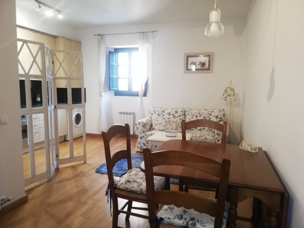 Living room of Flat to rent in Girona Capital  with Heating, Parquet flooring and Furnished
