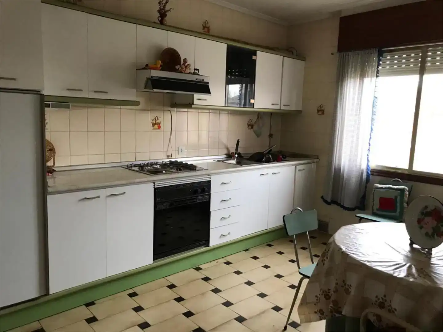 Cuina de Casa adosada en venda en Camarzana de Tera amb Jardí privat, Traster i Moblat