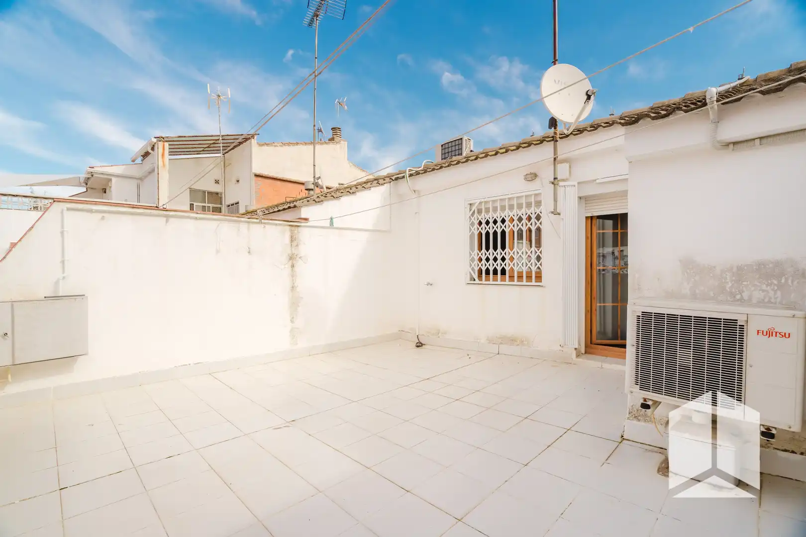 Vista exterior de Casa o xalet en venda en Castelldefels amb Terrassa, Piscina i Balcó