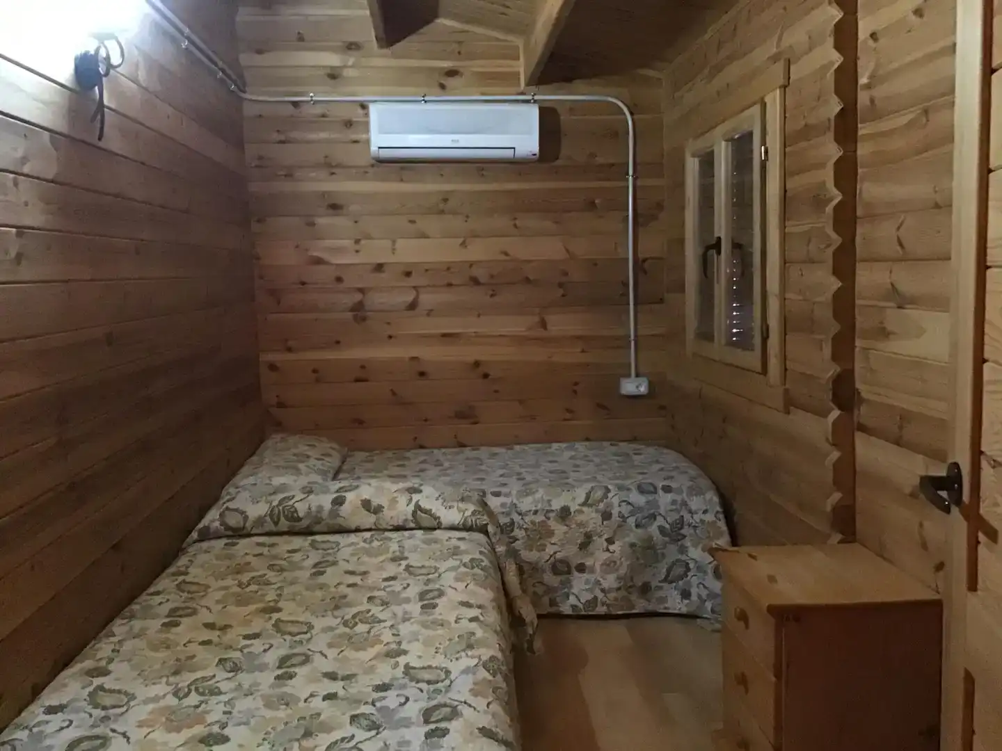 Dormitori de Finca rústica en venda en Yeste amb Aire condicionat, Jardí privat i Parquet