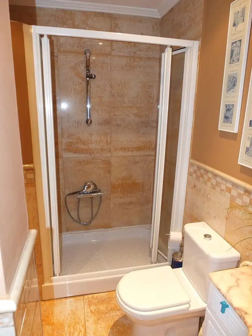 Badezimmer von Wohnung zum Verkauf in Ponferrada mit Heizung, Terrasse und Abstellraum