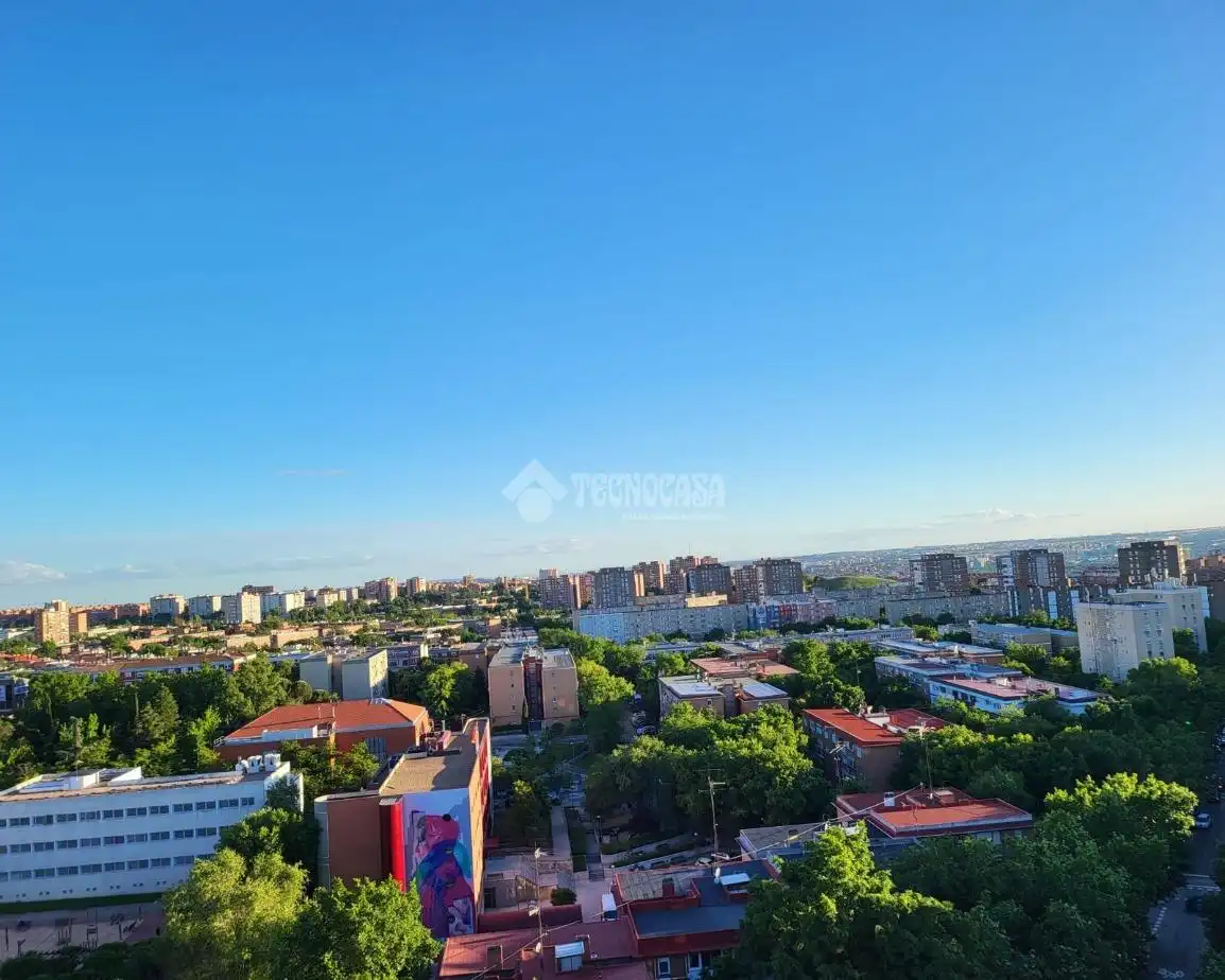 Vista exterior de Pis en venda en Madrid amb Calefacció, Terrassa i Moblat
