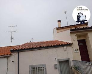 Vista exterior de Casa adosada en venda en Alba de Tormes amb Jardí privat