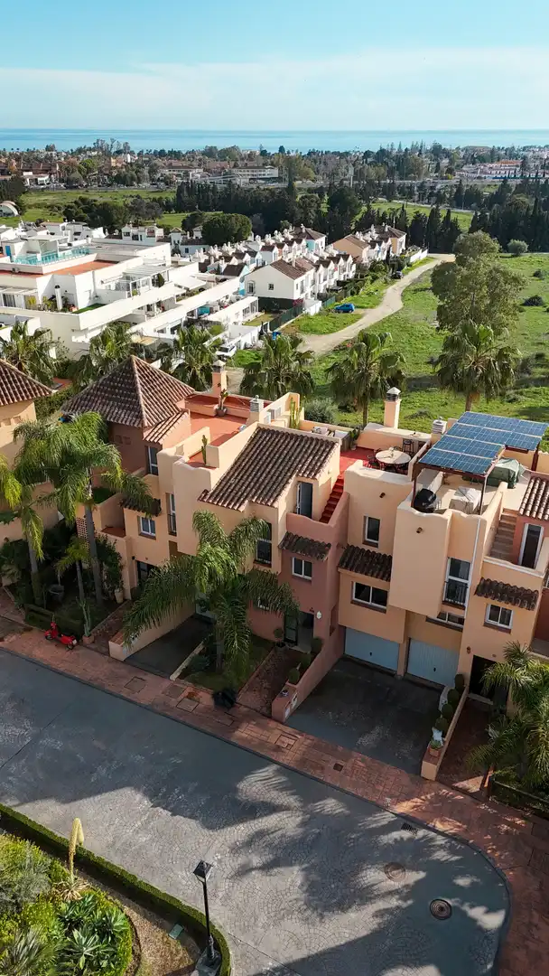 Vista exterior de Casa adosada en venta en Marbella con Aire acondicionado, Jardín privado y Terraza