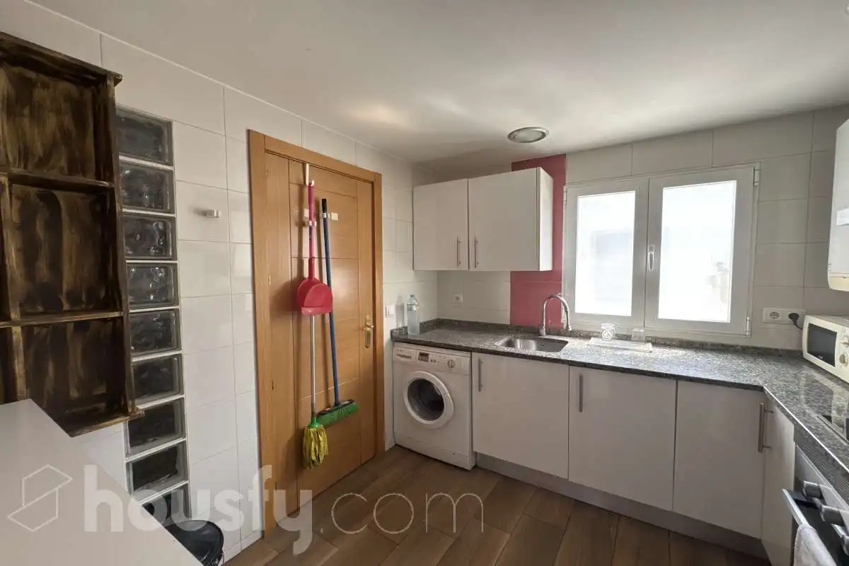 Flat for rent in Calle Ruiz de Alarnes, San Isidro