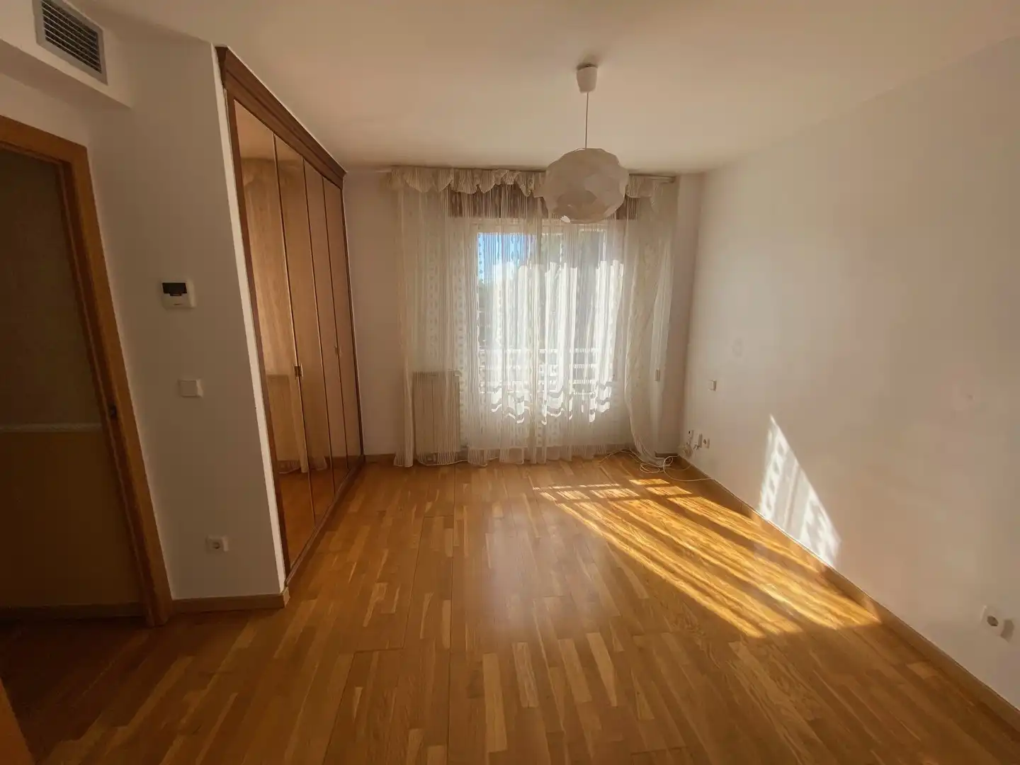 Dormitori de Casa adosada en venda en Zaragoza amb Terrassa i Piscina