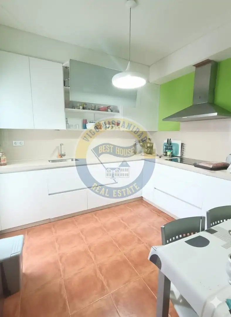 Cuina de Casa o xalet en venda en Vigo  amb Terrassa i Moblat
