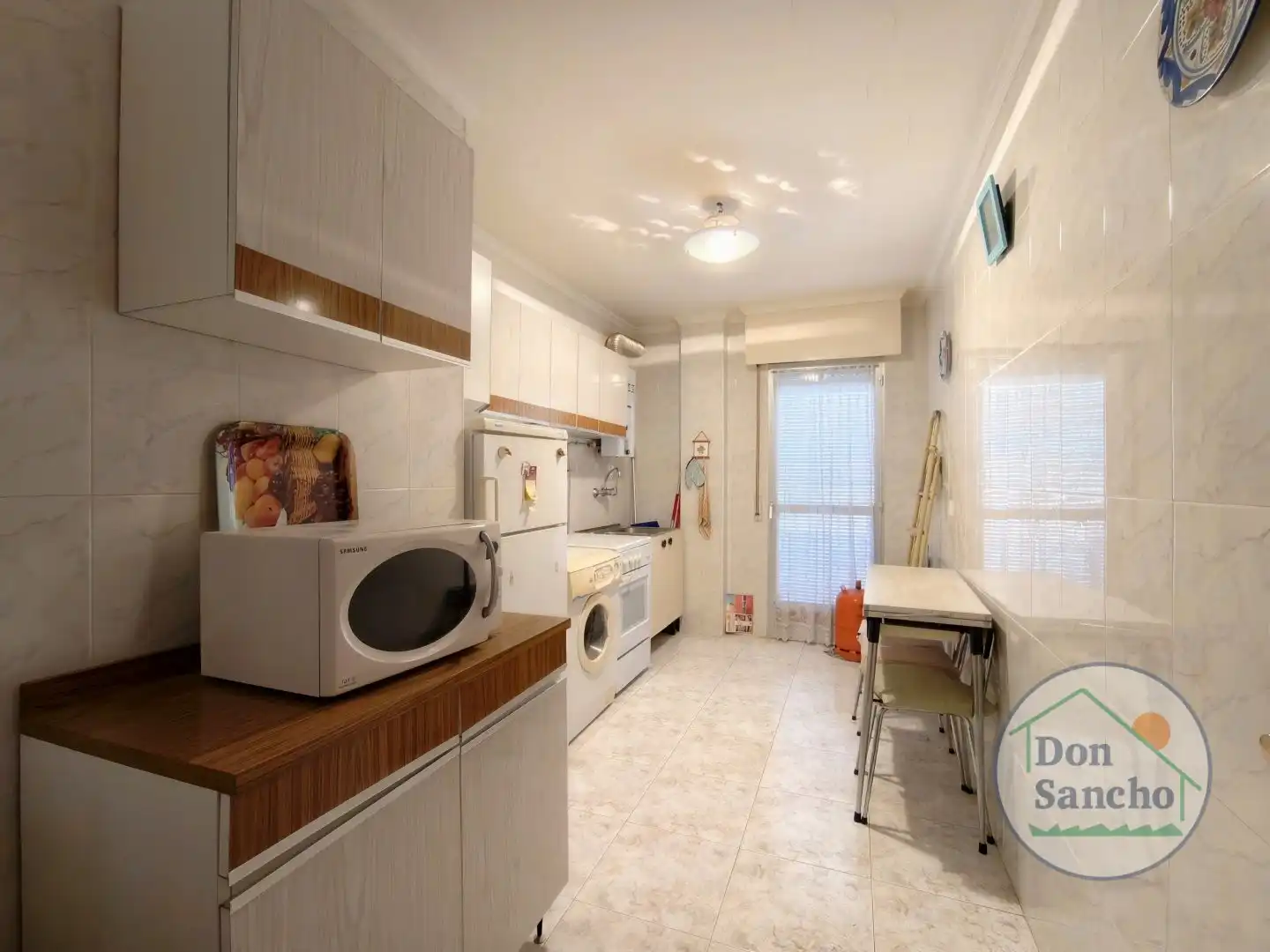 Cocina de Piso en venta en Viana de Cega con Terraza, Trastero y Amueblado