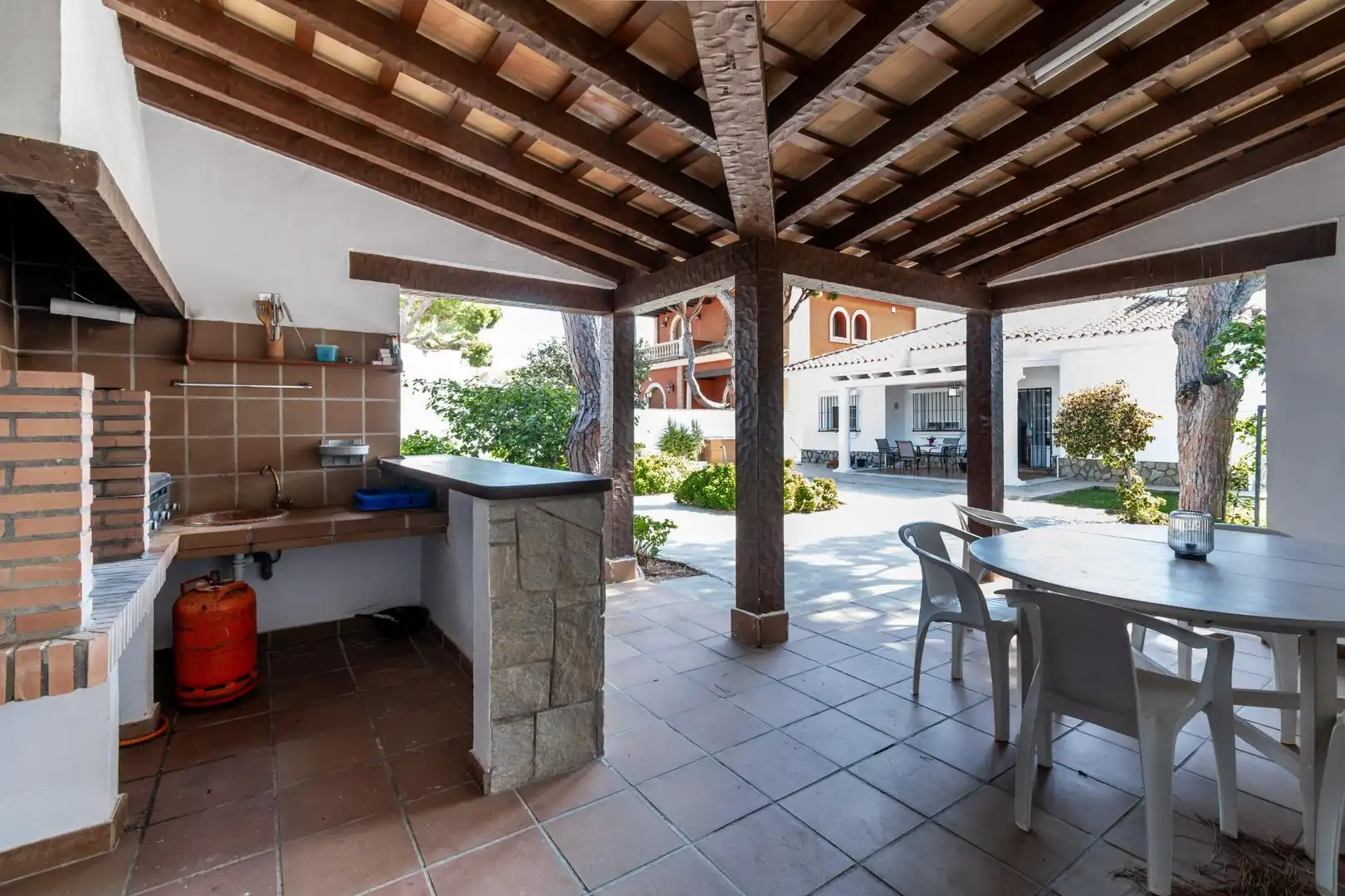 Chalet con piscina en venta en La Barrosa, imagen 4