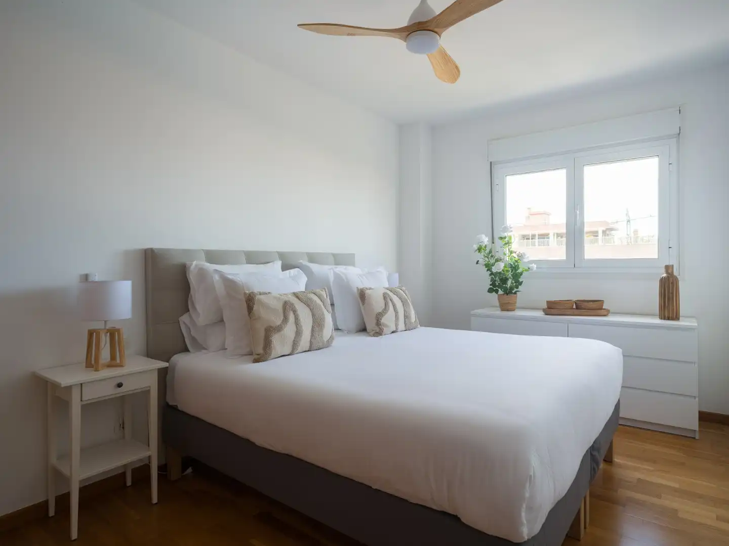 Bedroom of Flat for rent in Las Palmas de Gran Canaria  with Parquet flooring, Swimming Pool and Furnished