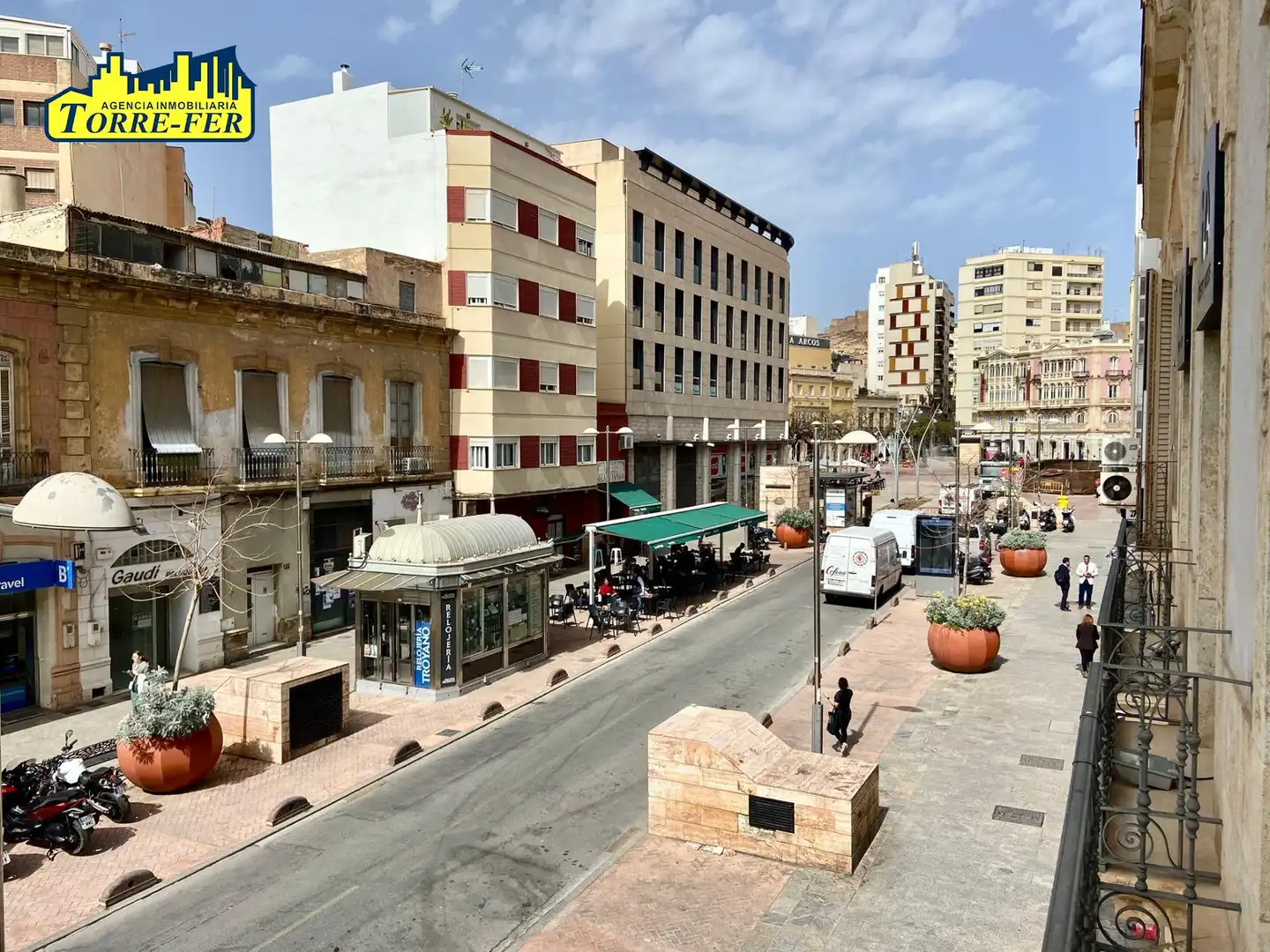 Außenansicht von Büro zur Miete in Almería mit Klimaanlage