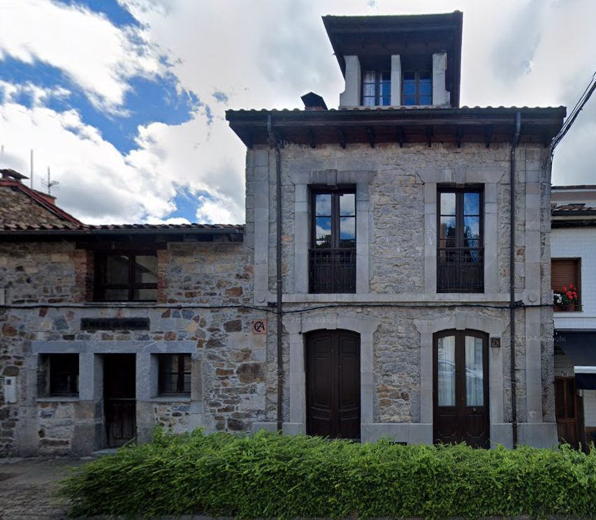 Vista exterior de Casa adosada en venda en Sobrescobio amb Calefacció i Moblat