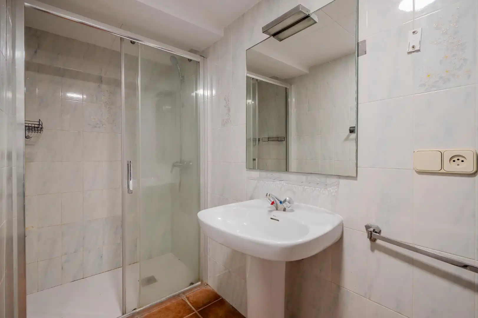 Baño de Piso de alquiler en La Vall de Bianya con Calefacción, Jardín privado y Terraza