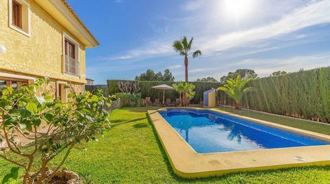 Elegante  y  lujosa  villa con  una  distribución  cómoda toda  en  una  planta, con  vistas  panorámicas y  con  apartamento  de 