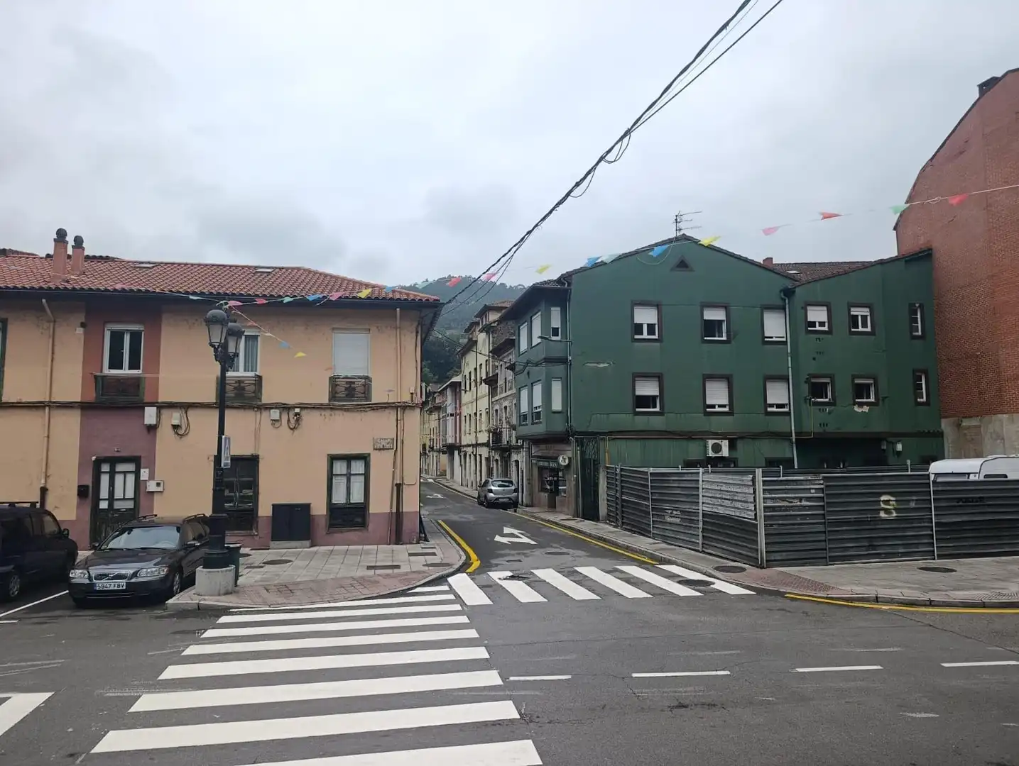 Vista exterior de Edifici en venda en Oviedo 