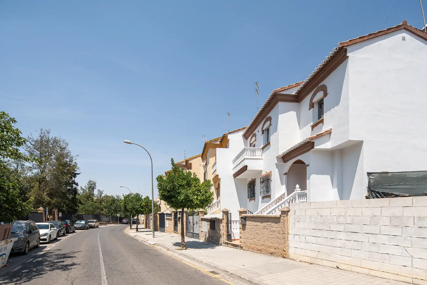 Vista exterior de Casa adosada en venda en Huétor Vega amb Jardí privat, Terrassa i Forn