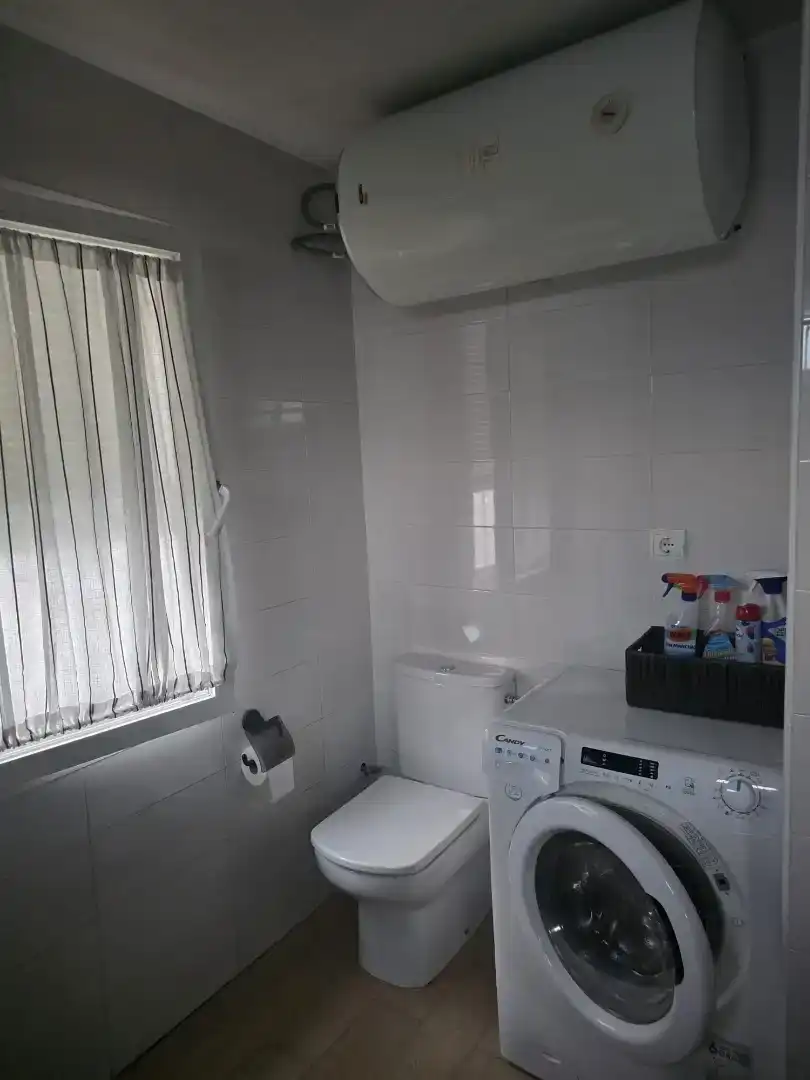 Baño de Piso de alquiler en Estepona con Aire acondicionado, Amueblado y Balcón