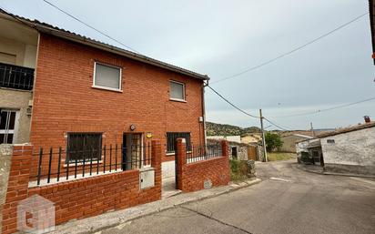 Vista exterior de Casa adosada en venda en Paredes de Escalona amb Jardí privat, Traster i Moblat