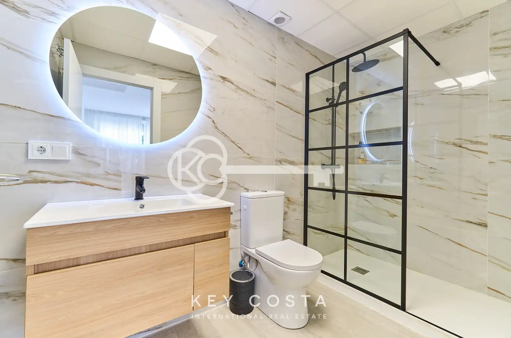 Baño de Piso en venta en Alicante / Alacant con Aire acondicionado, Terraza y Amueblado