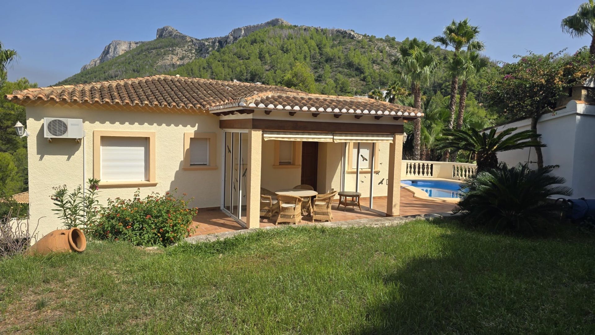 Vista exterior de Casa o xalet en venda en Dénia amb Aire condicionat, Calefacció i Jardí privat