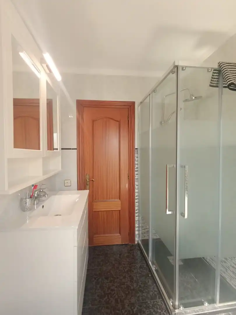 Bany de Pis en venda en Oviedo  amb Calefacció, Terrassa i Traster