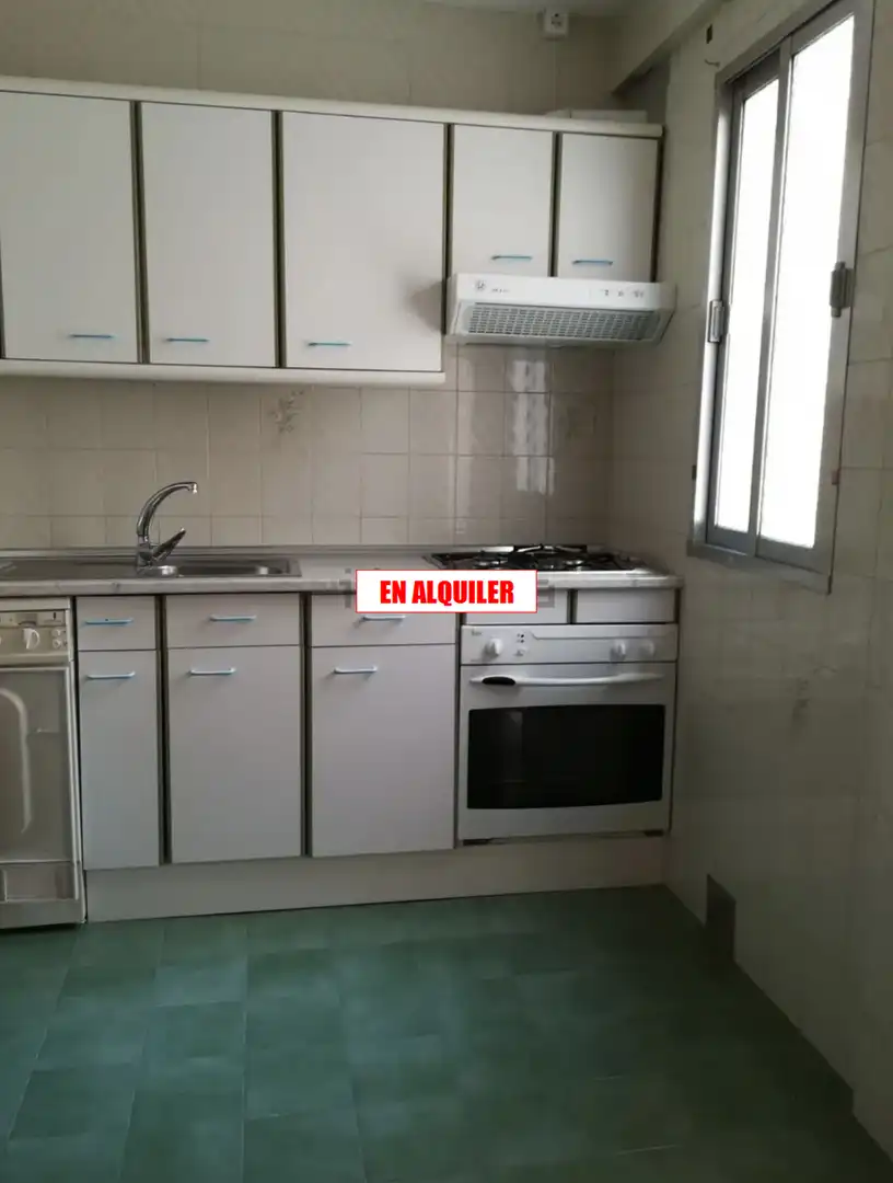 Cuina de Pis de lloguer en Ciudad Real amb Calefacció, Terrassa i Moblat
