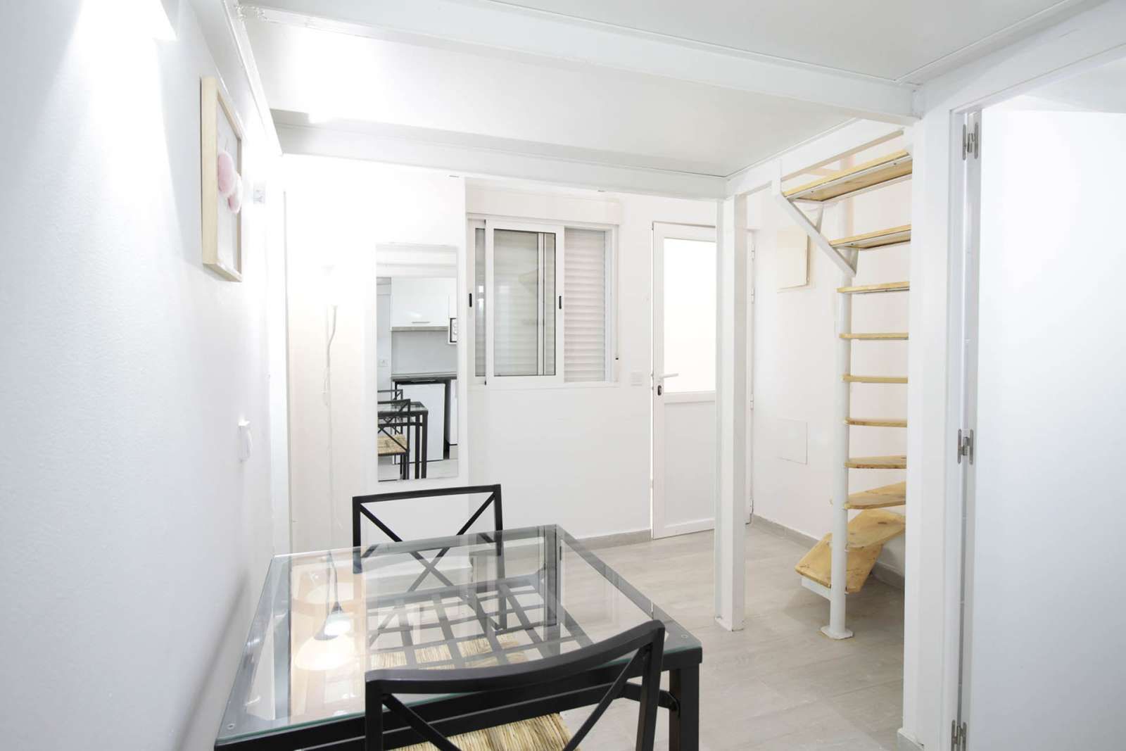 Bedroom of Study to share in  Madrid Capital  with Air Conditioner and Terrace