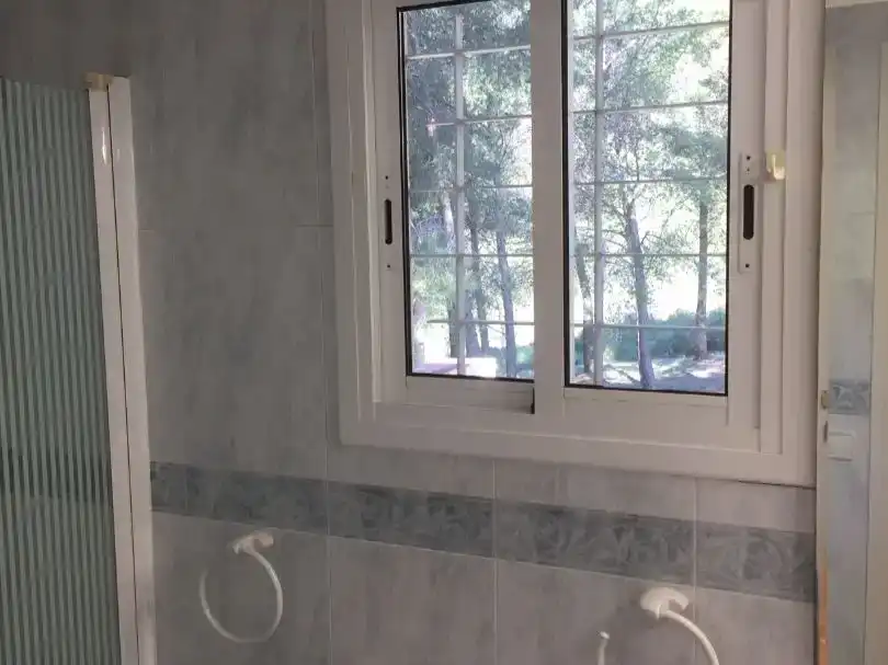 Badezimmer von Haus oder Chalet zur Miete in Castelldefels mit Klimaanlage, Privatgarten und Parkett