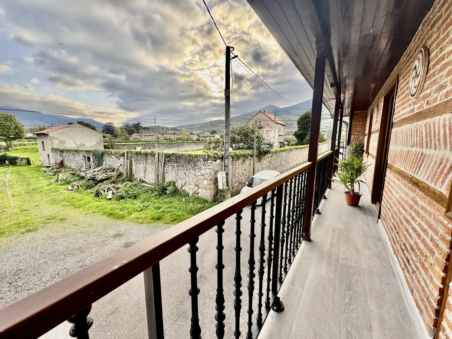 Vista exterior de Casa adosada en venta en Molledo con Parquet, Terraza y Amueblado
