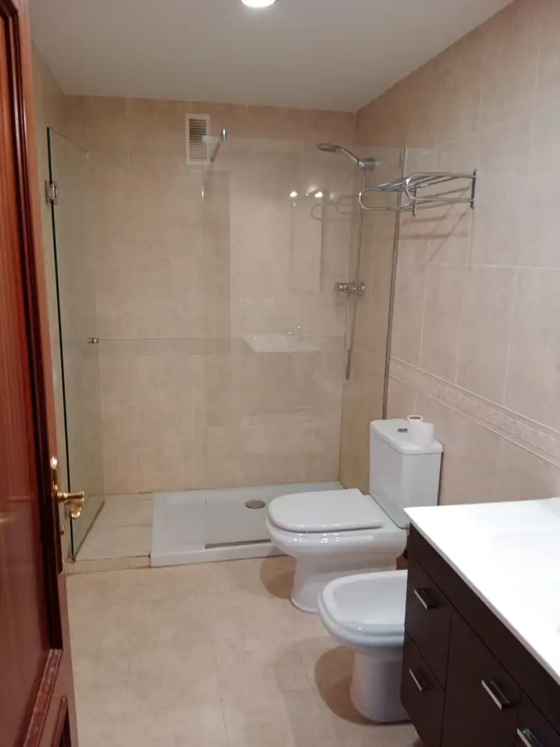 Badezimmer von Wohnung zur Miete in Santa Cruz de Bezana