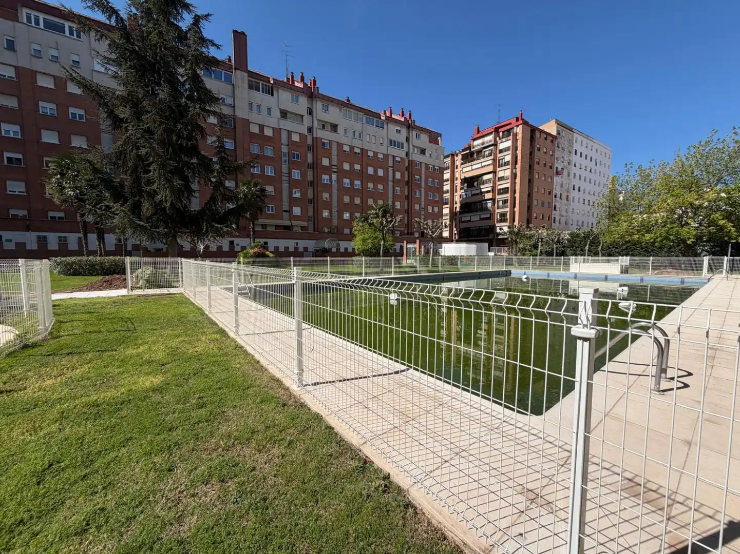 Piscina de Pis de lloguer en  Logroño amb Calefacció, Jardí privat i Traster