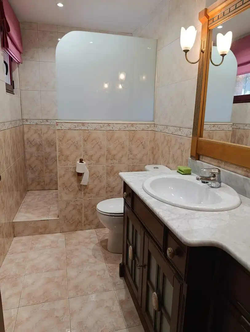 Bany de Casa o xalet en venda en San Andrés del Rabanedo amb Calefacció, Jardí privat i Terrassa