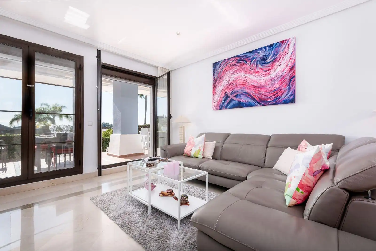 Sala de estar de Planta baja en venta en Benahavís con Aire acondicionado, Terraza y Piscina