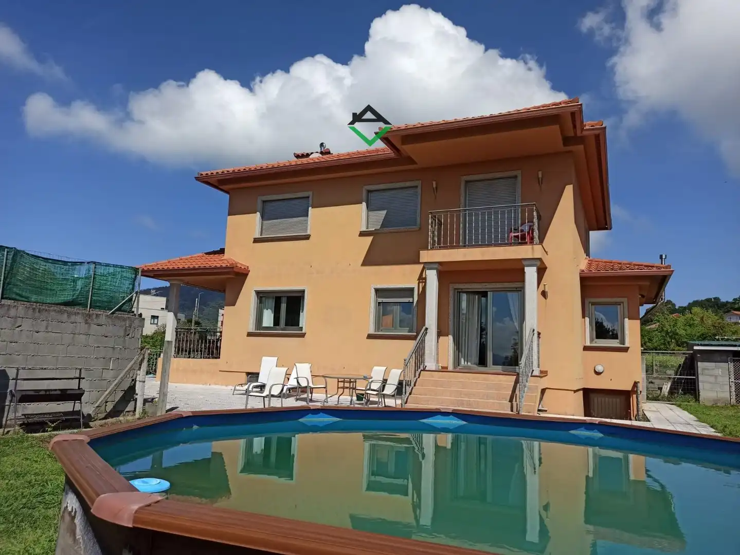 Vista exterior de Casa o xalet en venda en Cangas  amb Calefacció, Jardí privat i Piscina