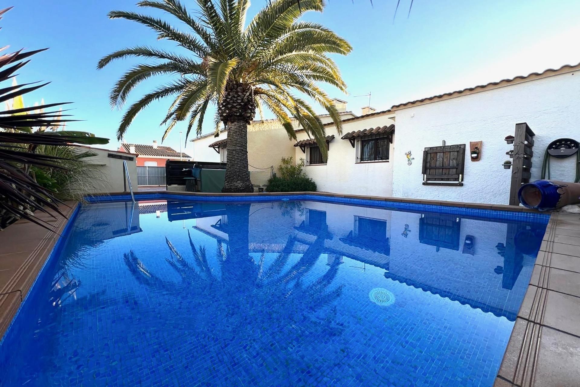 Piscina de Casa o xalet en venda en Deltebre amb Aire condicionat, Jardí privat i Piscina