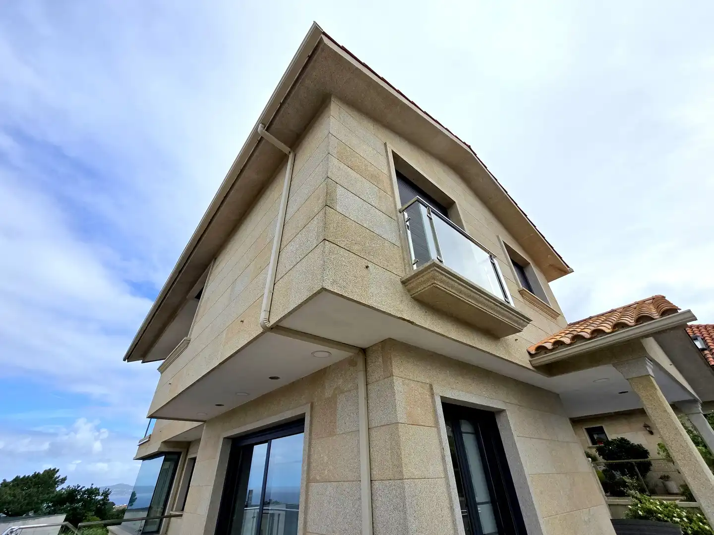 Vista exterior de Casa o xalet en venda en Vigo  amb Calefacció, Jardí privat i Terrassa