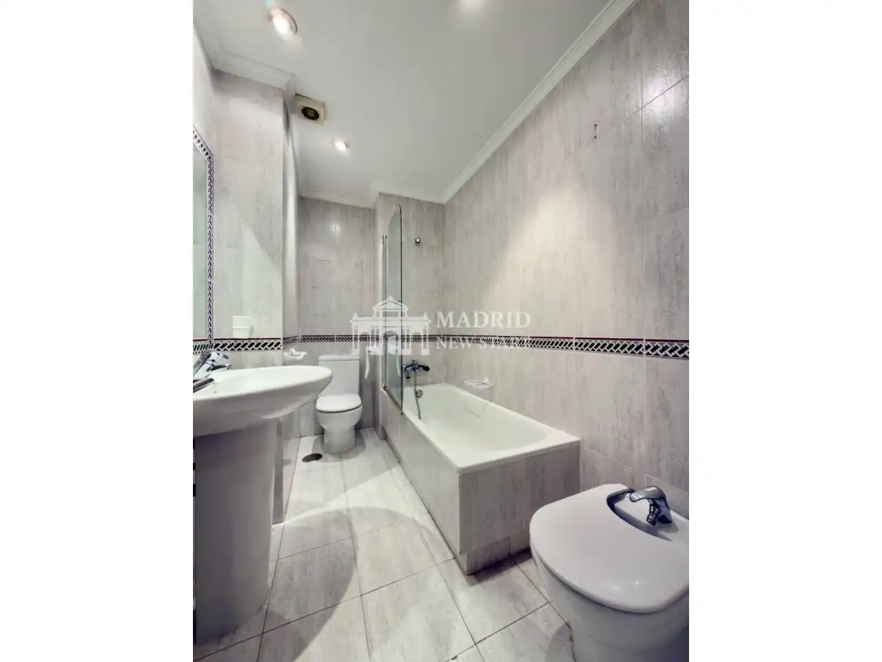 Badezimmer von Wohnung zum Verkauf in Madrid mit Klimaanlage, Heizung und Terrasse