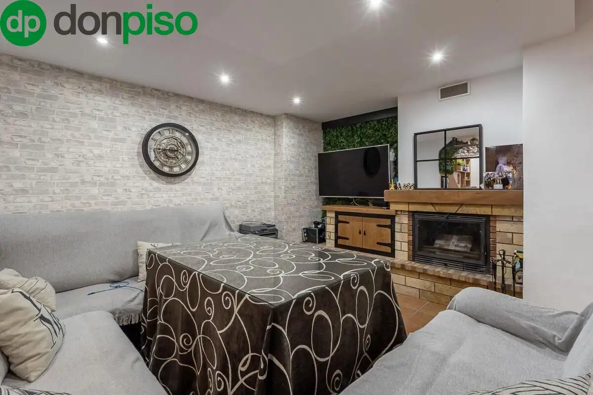 Sala de estar de Casa adosada en venta en Churriana de la Vega con Aire acondicionado, Jardín privado y Terraza