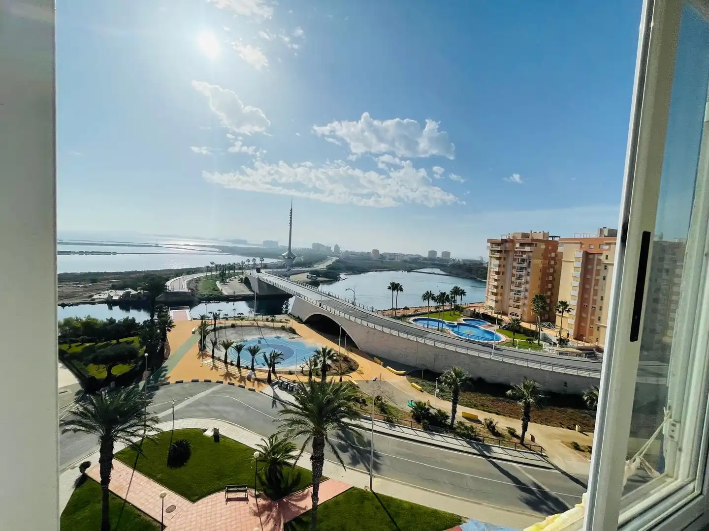 Vista exterior de Apartamento de alquiler en La Manga del Mar Menor con Aire acondicionado, Calefacción y Piscina