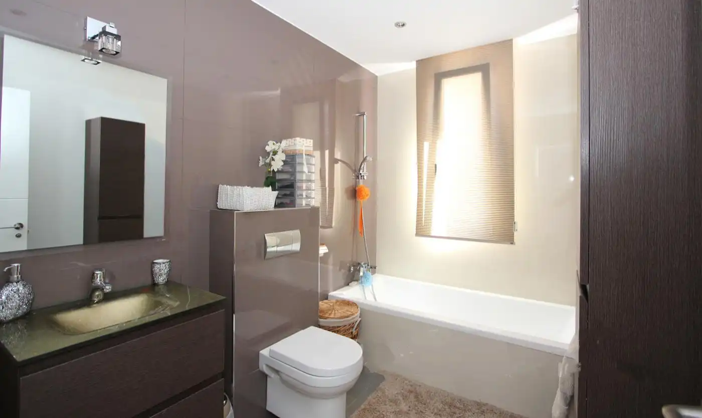 Baño de Casa adosada de alquiler en Altea con Aire acondicionado, Calefacción y Jardín privado