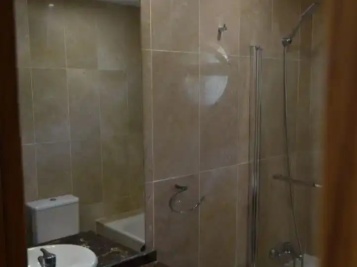 Badezimmer von Wohnung zur Miete in Benalmádena mit Klimaanlage und Schwimmbad