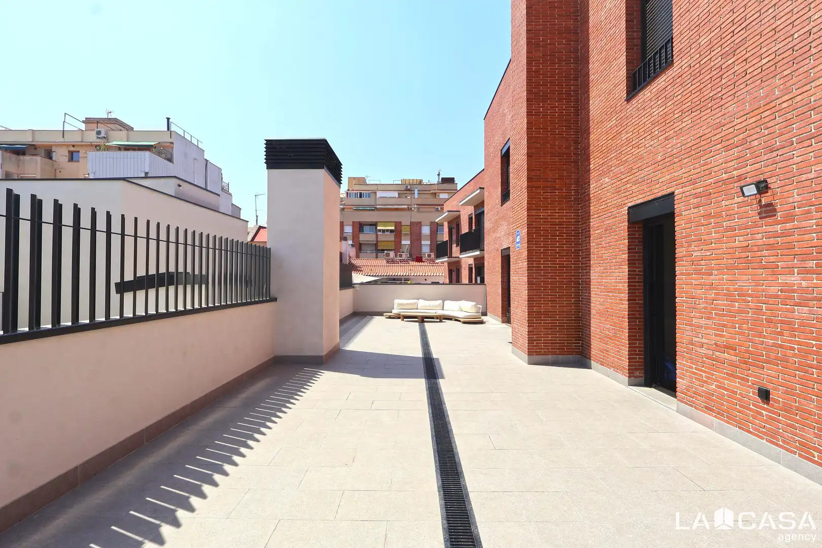 Vista exterior de Àtic en venda en L'Hospitalet de Llobregat amb Calefacció, Terrassa i Traster