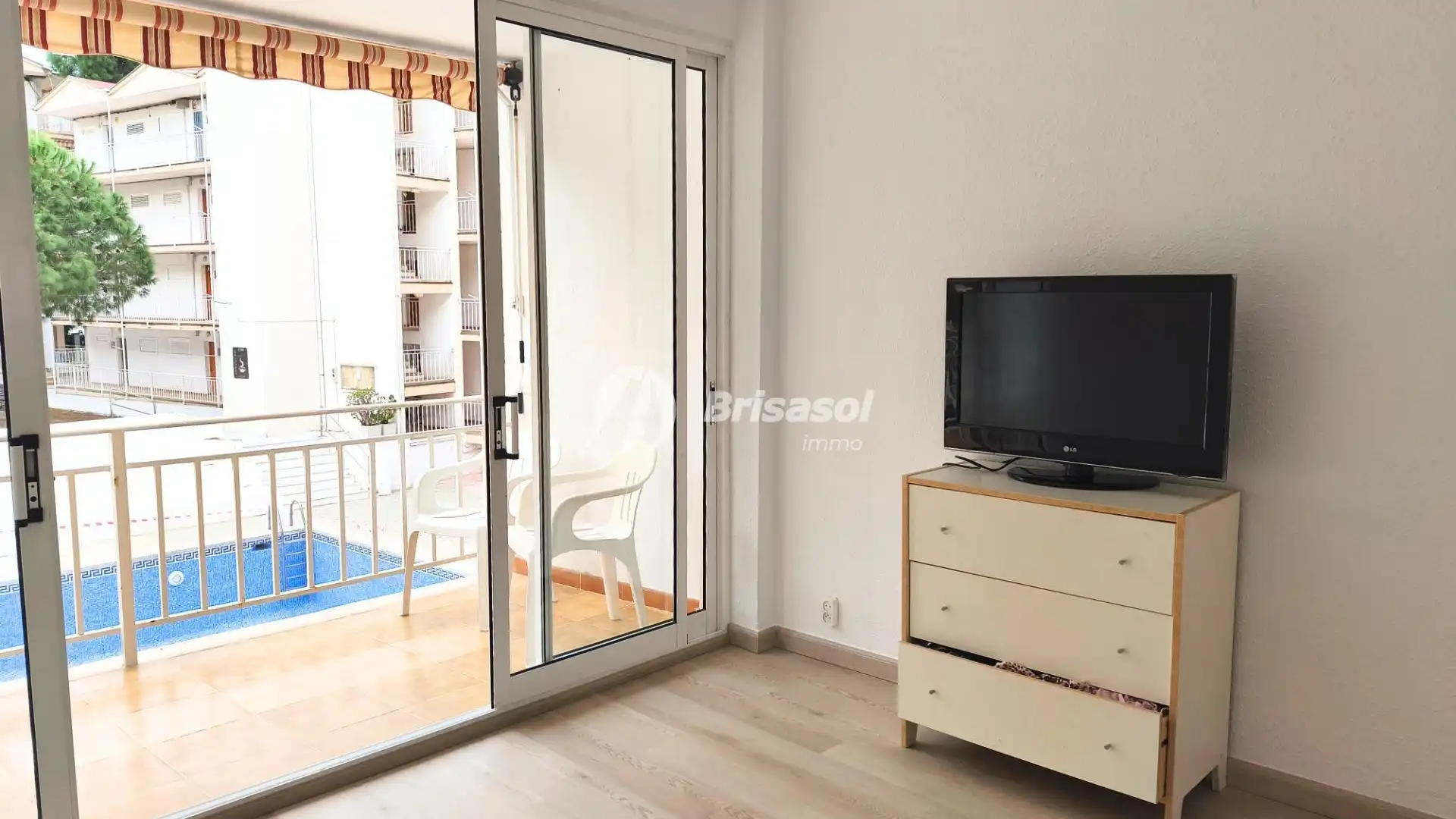 Dormitori de Apartament en venda en Salou amb Terrassa i Piscina comunitària