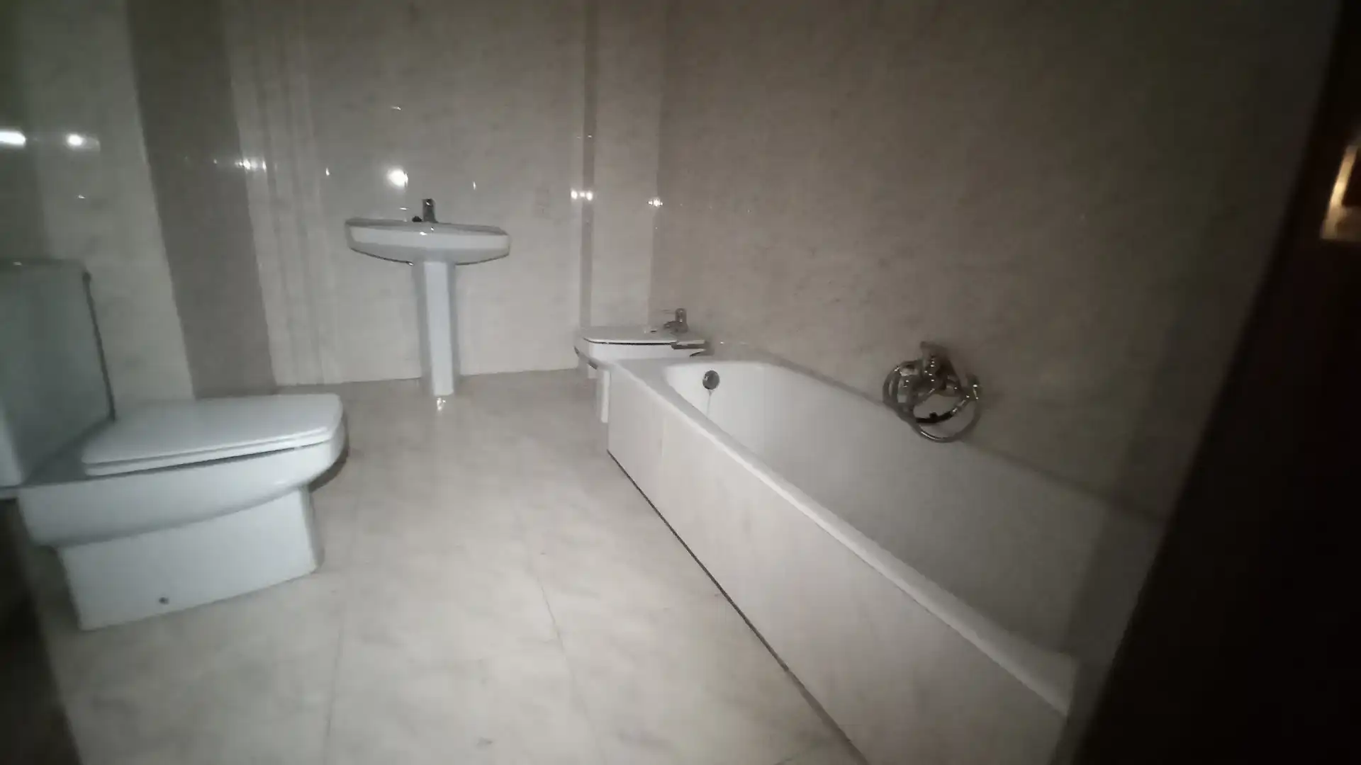 Bany de Pis en venda en Zamora Capital  amb Calefacció, Parquet i Traster