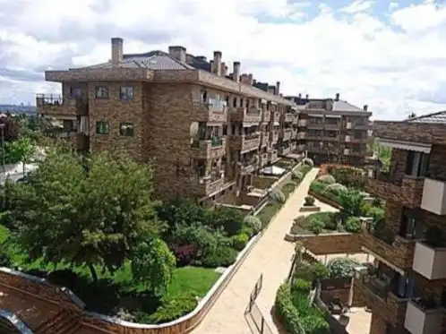Vista exterior de Pis en venda en Pozuelo de Alarcón amb Aire condicionat, Terrassa i Balcó