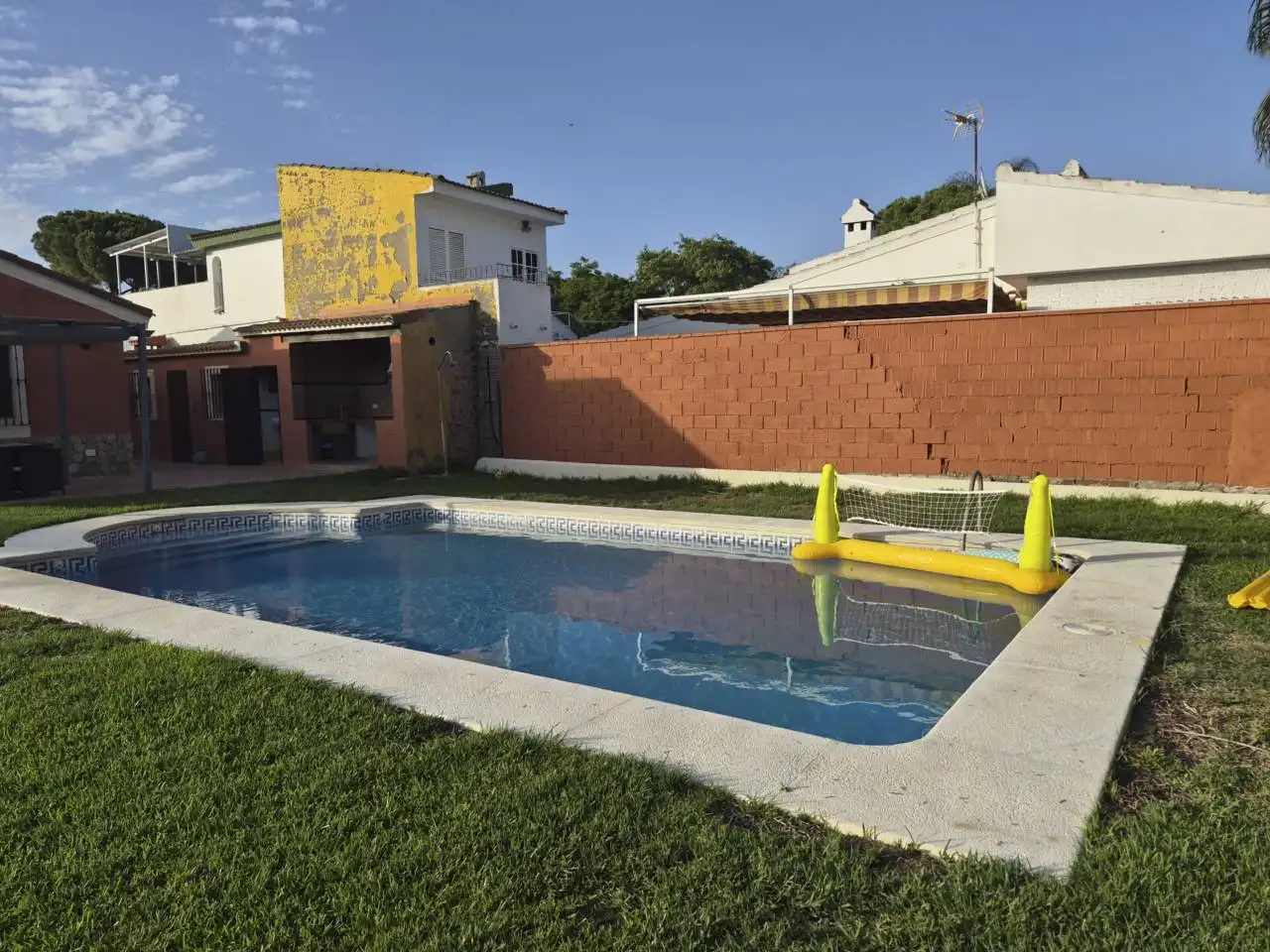 Swimming pool of Houses for rent in Carmona  with Air Conditioner, Heating and Private garden