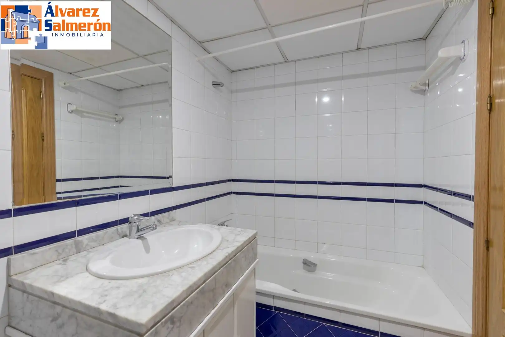 Bany de Pis de lloguer en Granada amb Calefacció, Terrassa i Piscina comunitària
