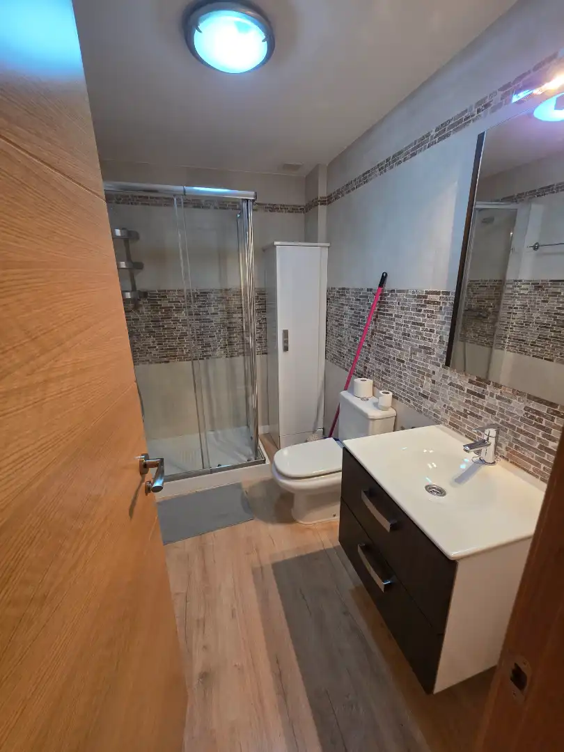 Badezimmer von Wohnungen zur Miete in Toledo mit Klimaanlage, Heizung und Parkett