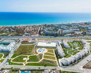 Vista exterior de Planta baixa en venda en Estepona amb Aire condicionat, Terrassa i Piscina